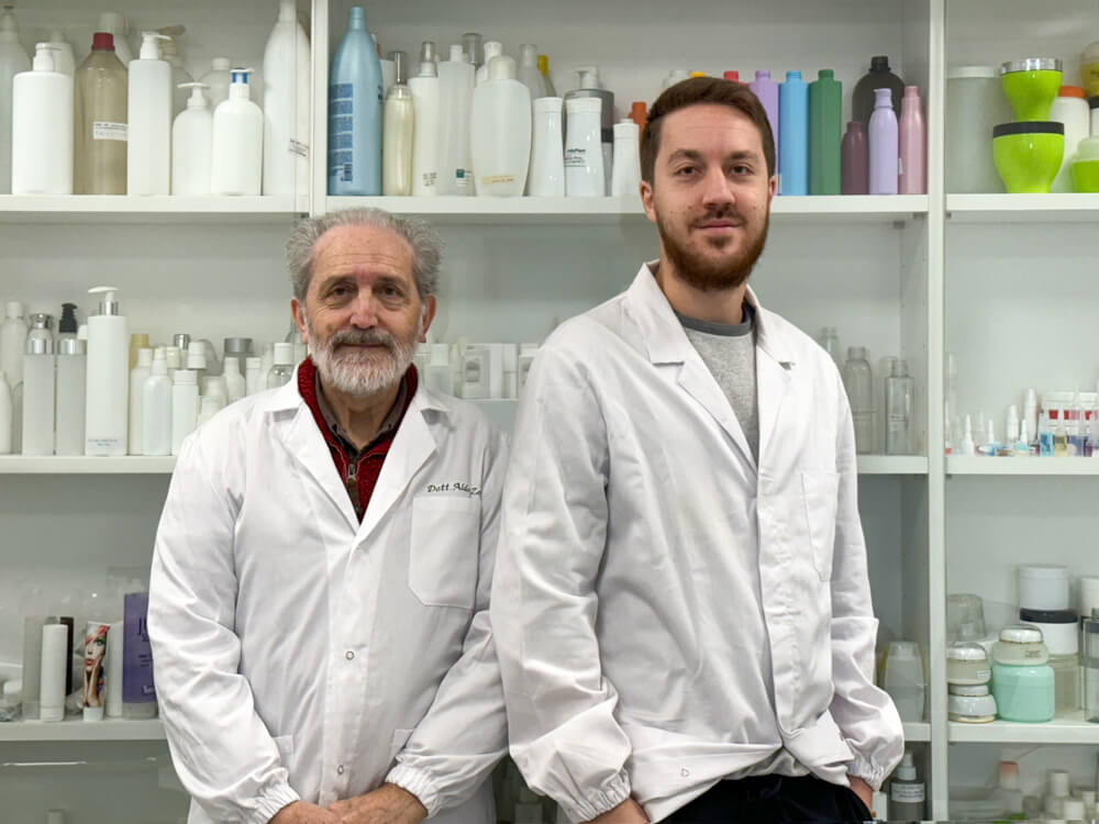 Foto di Aldo Zotti e Giorgio Zotti nel laboratorio cosmetico