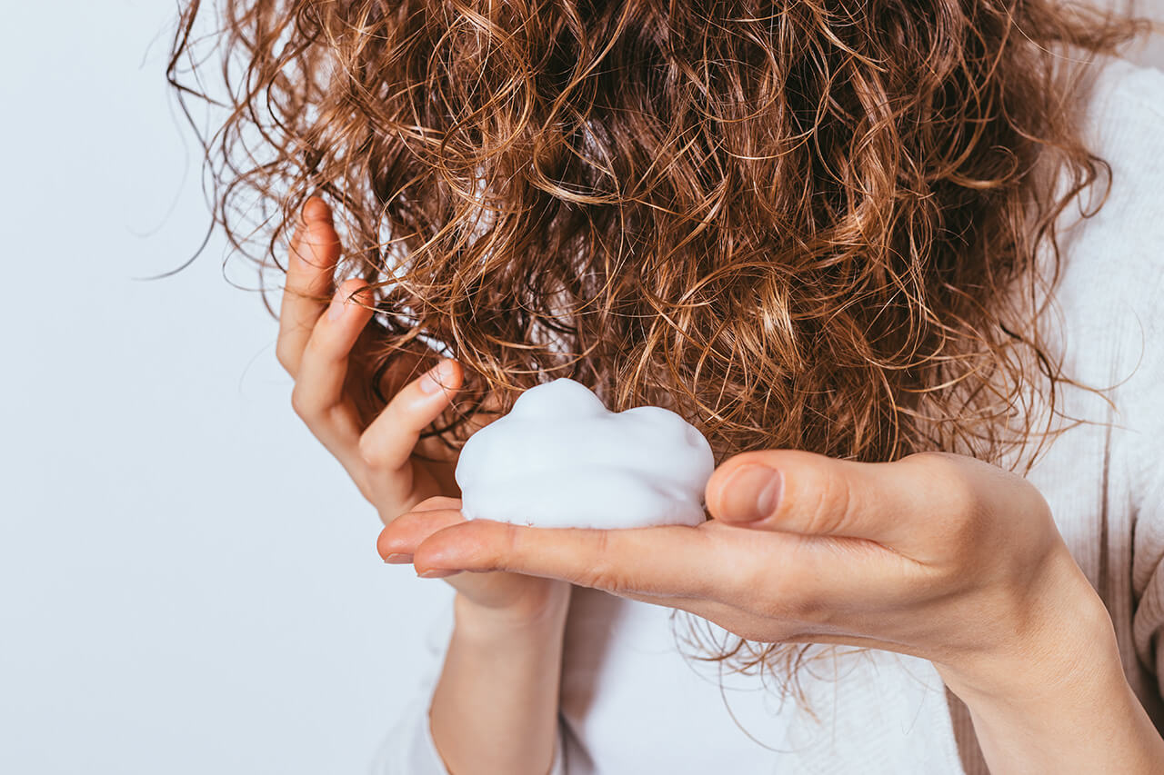 Donna che utilizza una nostra soluzione cosmetica realizzata per la produzione di cosmetici conto terzi in piccoli lotti, realizzabile anche in grande quantità.