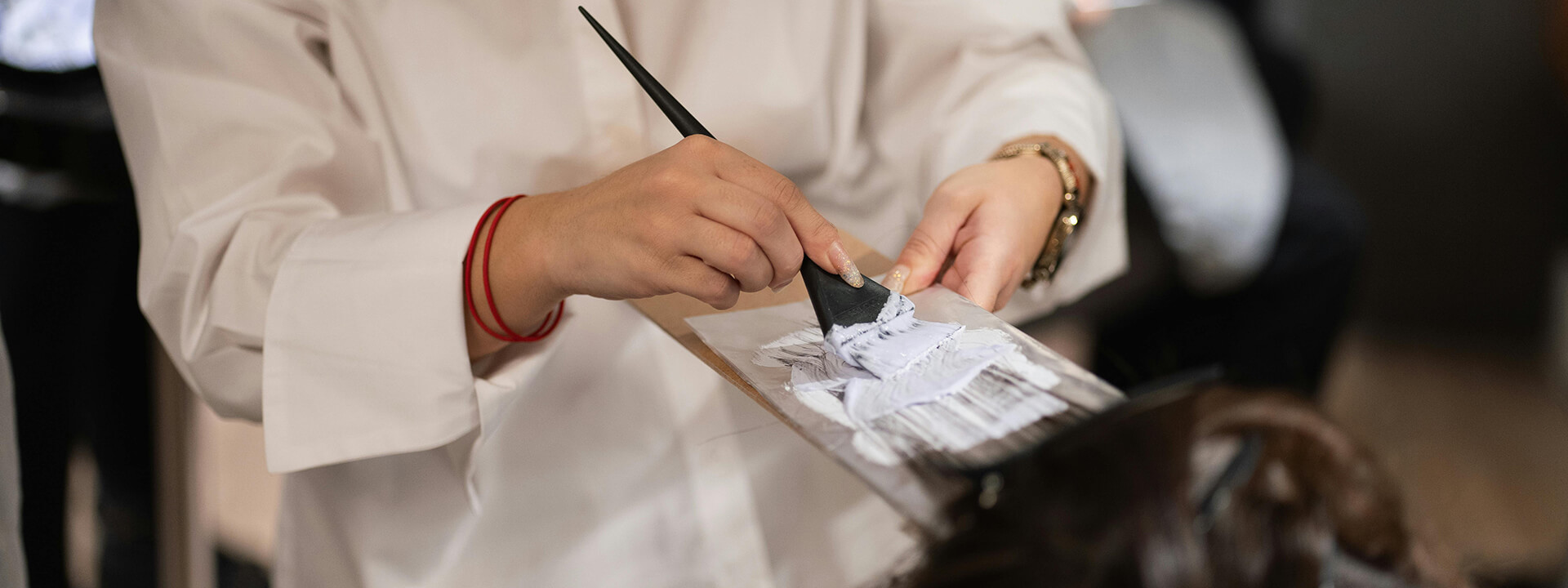 Preparazione di una tintura professionale per capelli conto terzi.