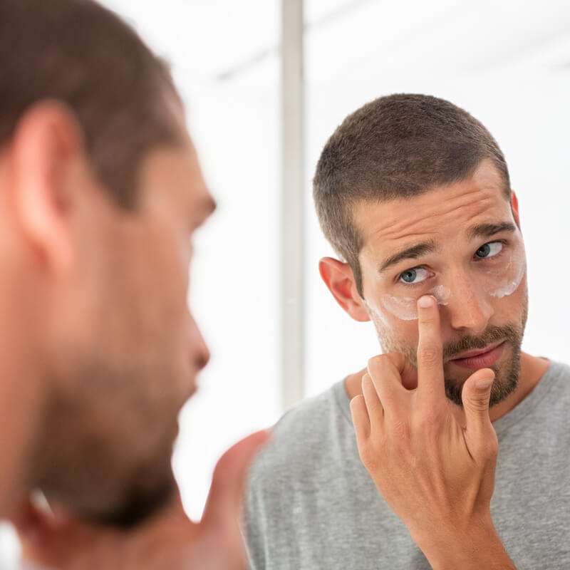 Uomo che applica i cosmetici per il grooming, realizzati conto terzi.