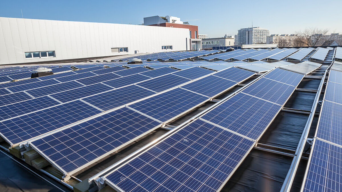 Foto dei pannelli fotovoltaici sul laboratorio cosmetico di Ondaline Cosmetici.